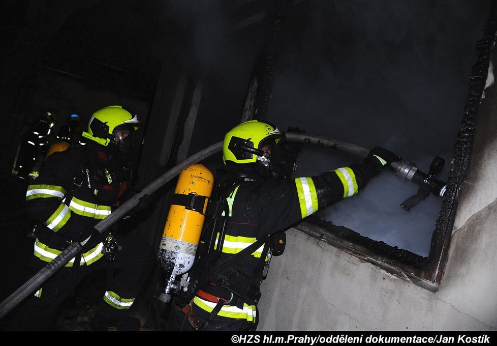 28. duben 2019: Tři profesionální jednotky a tři jednotky dobrovolných hasičů zasahovaly v neděli zrána u požáru rodinného domu v Dolních Měcholupech. Sedmdesátiletý muž, který byl patrně majitelem objektu, skončil s popáleninami v nemocnici.