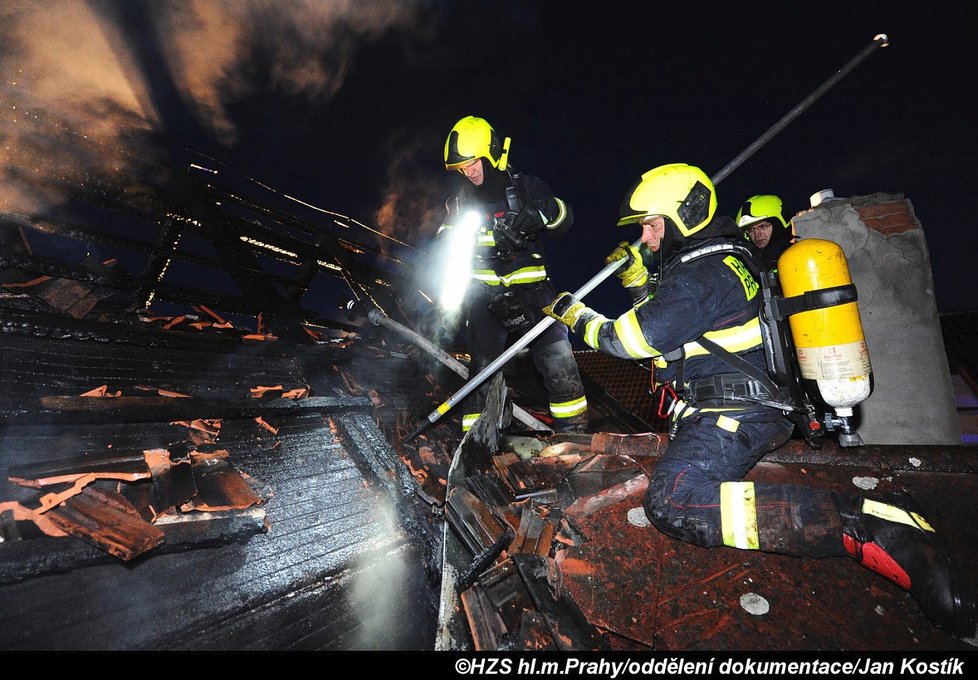28. duben 2019: Tři profesionální jednotky a tři jednotky dobrovolných hasičů zasahovaly v neděli zrána u požáru rodinného domu v Dolních Měcholupech. Sedmdesátiletý muž, který byl patrně majitelem objektu, skončil s popáleninami v nemocnici.