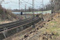 Smrtelná nehoda zastavila železniční provoz na východě Prahy. V Měcholupech srazil muže rychlík