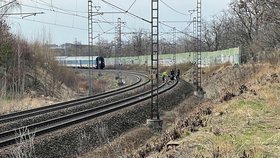 Smrtelná nehoda zastavila železniční provoz na východě Prahy. V Měcholupech srazil muže rychlík