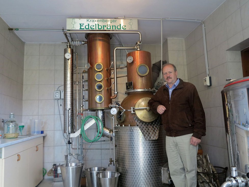 Werner Kölbel u svého destilačního přístroje. Poskytuje mu obživu na plný úvazek.