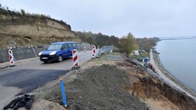 Nestabilní svah u silnice mezi Dolními Věstonicemi a Pavlovem na Břeclavsku. Kvůli dřívějším sesuvům půdy je komunikace průjezdná kyvadlově, práce na zajištění svahu by měly skončit do konce roku.