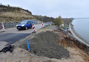 Nestabilní svah u silnice mezi Dolními Věstonicemi a Pavlovem na Břeclavsku. Kvůli dřívějším sesuvům půdy je komunikace průjezdná kyvadlově, práce na zajištění svahu by měly skončit do konce roku.