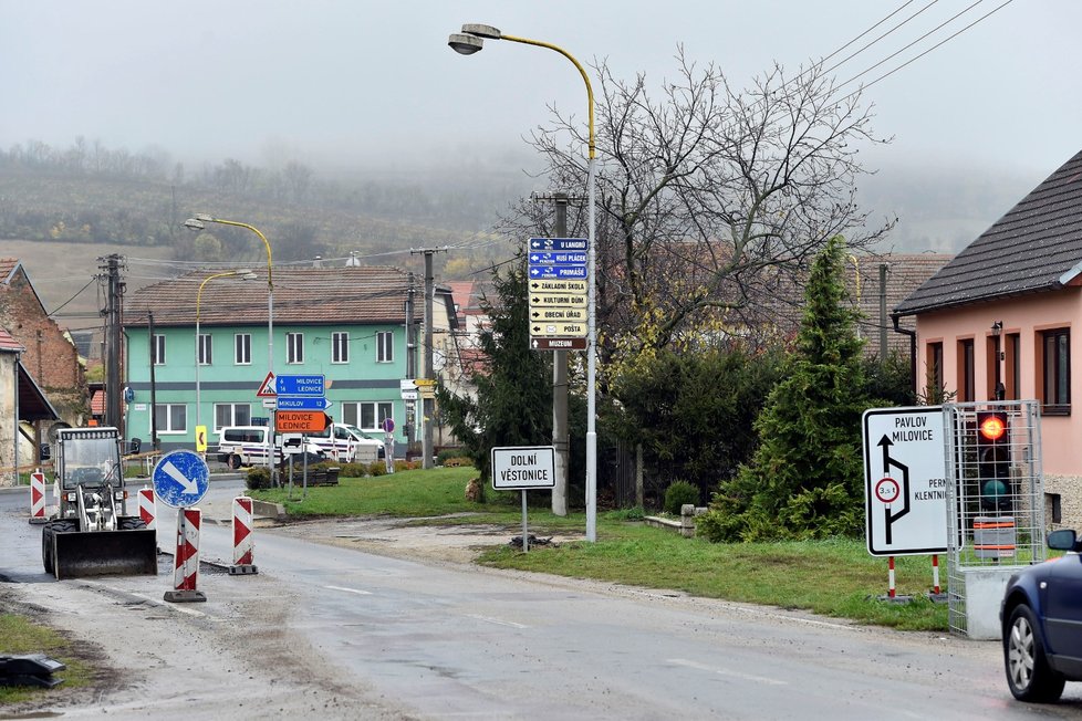 V Dolních Věstonicích na Břeclavsku pokračovaly práce na rekonstrukci vozovky.