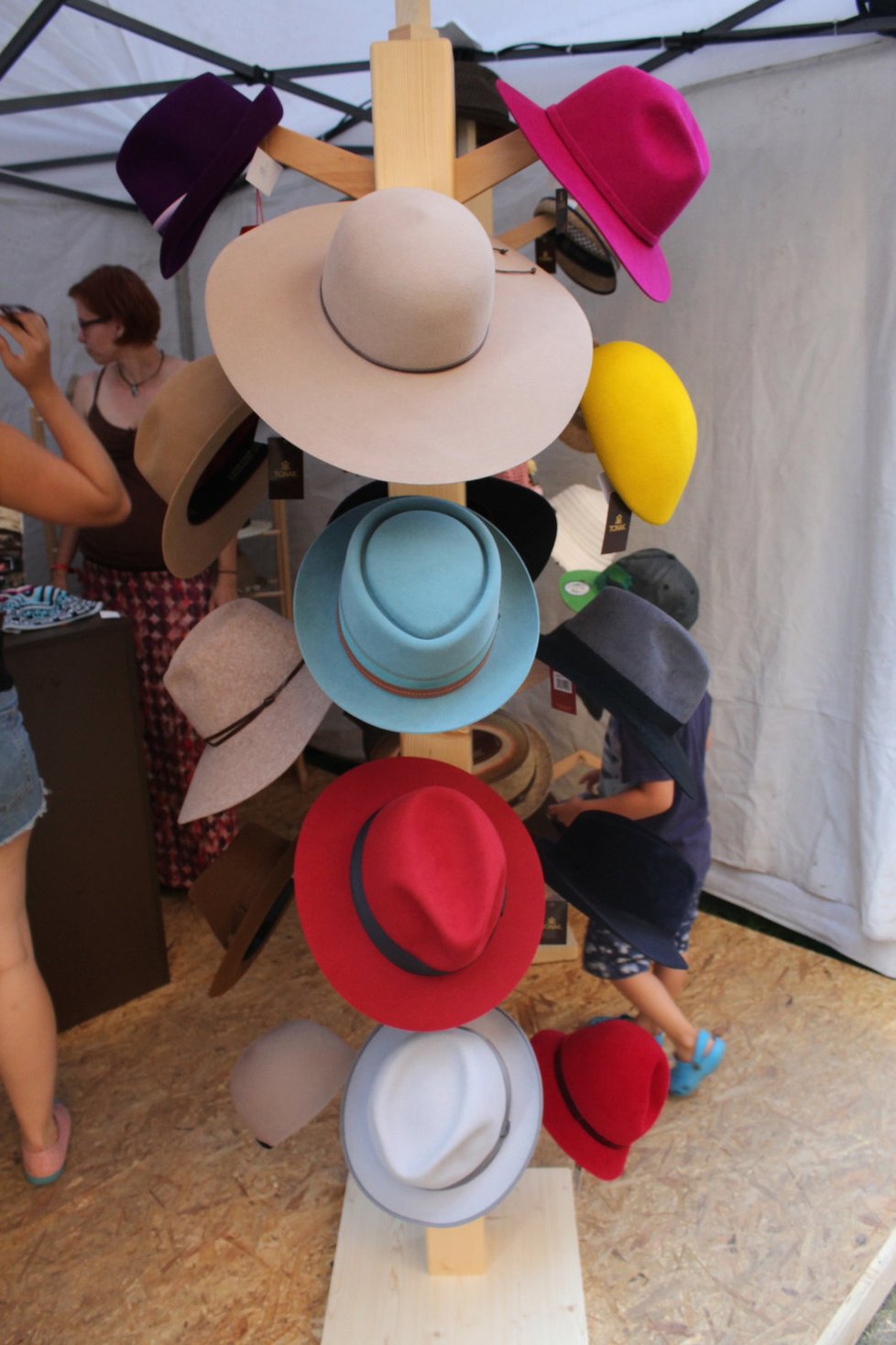Před dotěrným sluníčkem se můžete na festivalu bránit kloboukem. Je z čeho vybírat.
