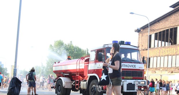 V horkém počasí ocenili návštěvníci přítomnost hasičských vozů.