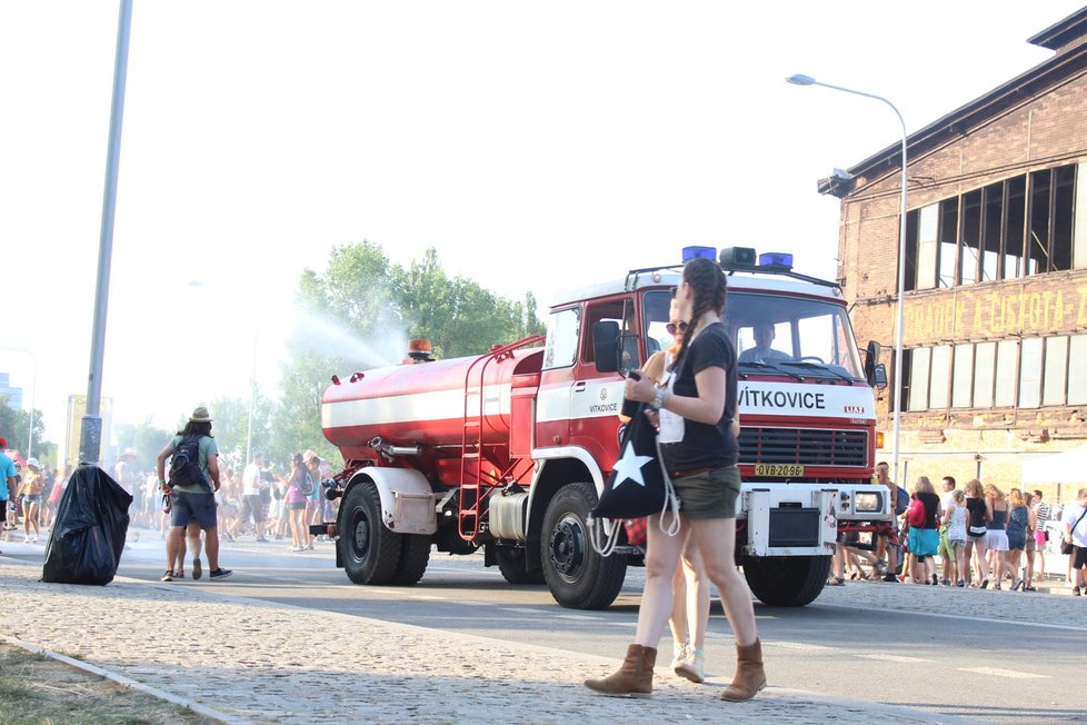 V horkém počasí ocenili návštěvníci přítomnost hasičských vozů.