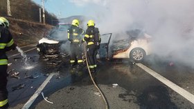 Tři hrdinové zachránili lidi z hořících aut a získali ocenění.