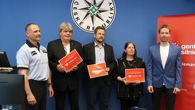 Tři hrdinové zachránili lidi z hořících aut a získali ocenění.