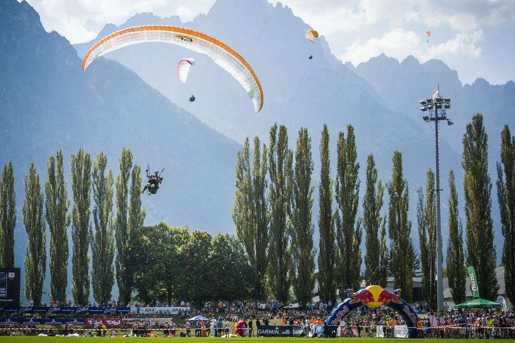 Cílem paraglidistů je fotbalový stadion v Lienzi