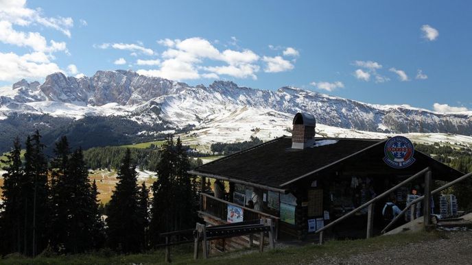 Dolomity, výhled na největší pastvinu Alp