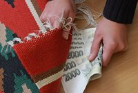 Finanční tajnosti Čechů. O dluzích před blízkými raději mlčí