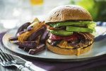 Grilovací sezona: Nejlepší burgery se sýrem, avokádem a farmářský steak!
