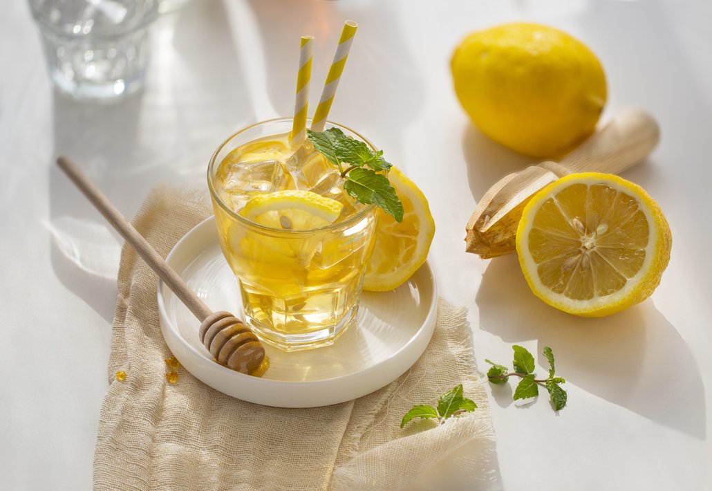 Pampeliškový sirup i med využijete do domácích limonád