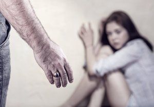 Domácí násilí zdaleka není jen problémem nižších vrstev. Ty vyšší o něm pouze nemluví, protože je to ostuda, tvrdí Klára O’Toole.