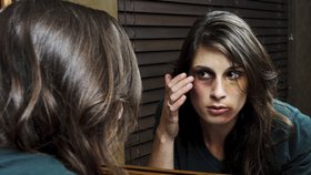 U domácího násilí blízcí lidé často dlouho nic netuší.