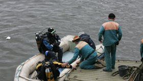 Potápěči našli tělo muže zaklíněné v džípu