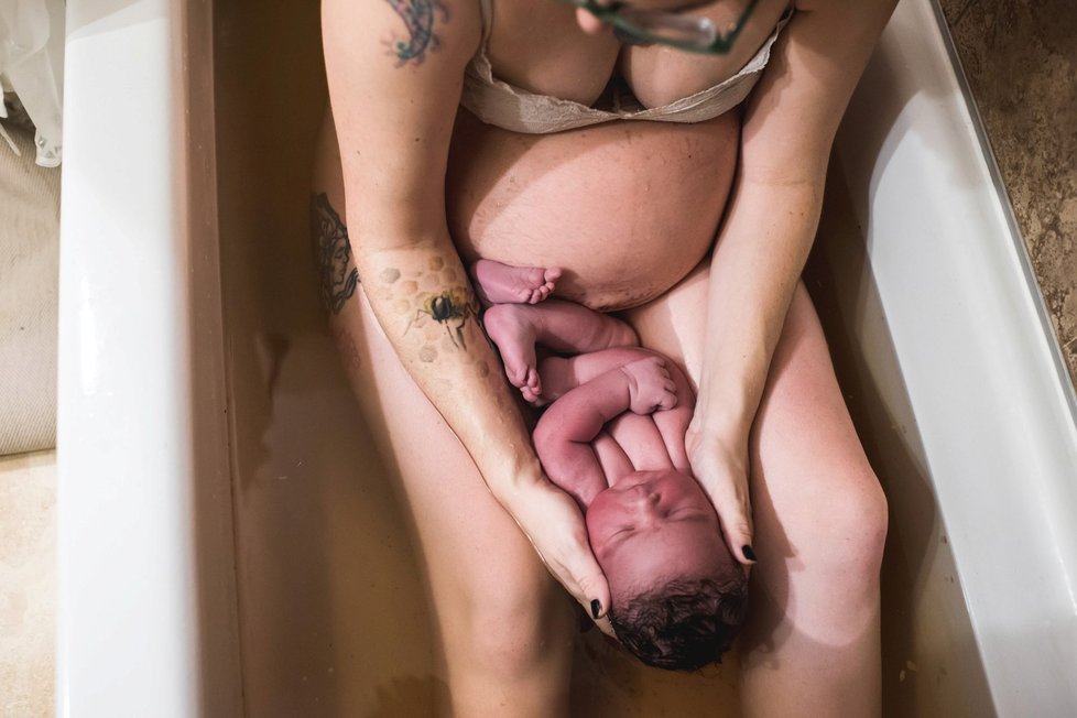 Žena doma porodila pětikilové dítě