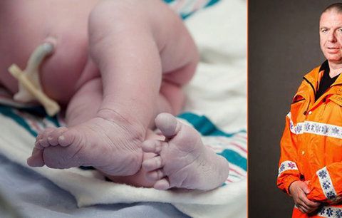 Domácí porod se změnil v noční můru: Matka dítě po resuscitaci odmítla převézt do nemocnice