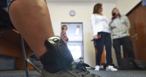 Elektronický náramek hlídá, zda odsouzený neporušuje rozhodnutí soudu. Elektronický náramek hlídá, zda odsouzený neporušuje rozhodnutí soudu.