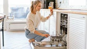 Jaké jsou výhody a nevýhody myčky na nádobí oproti ručnímu mytí?
