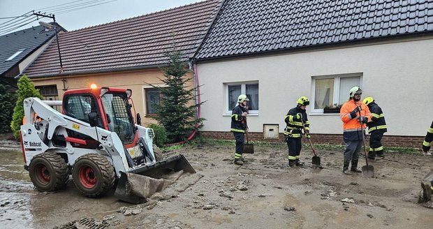 Lidé v Domaníně na Hodonínsku likvidují náslekdy přívalových dešťů (25. 4. 2025).