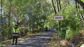 Krvavý zločin v Domašíně: Žena našla doma mrtvou dceru a partnera. Zabil ji a pak sebe?