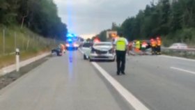 Hromadná nehoda pěti aut uzavřela dálnici D1 u Domašova ve směru na Brno (14. 7. 2022).
