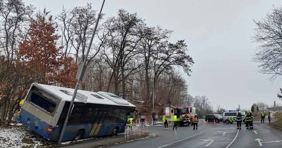 Domažlice: El conductor frenó mal el autobús y se escapó