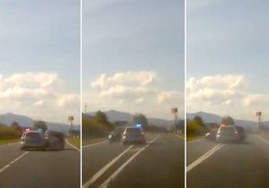 Zběsilá honička na Domažlicku: Piráta silnic zastavili policisté nárazem v plné rychlosti.