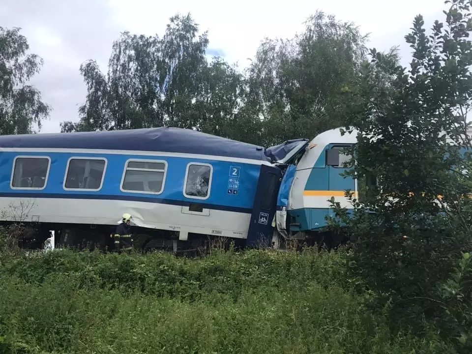 Tragická srážka vlaků u Domažlic si vyžádala tři mrtvé a desítky zraněných.