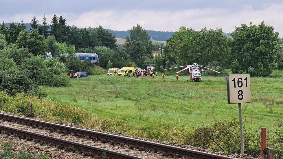 Tragická srážka vlaků u Domažlic si vyžádala tři mrtvé a desítky zraněných.