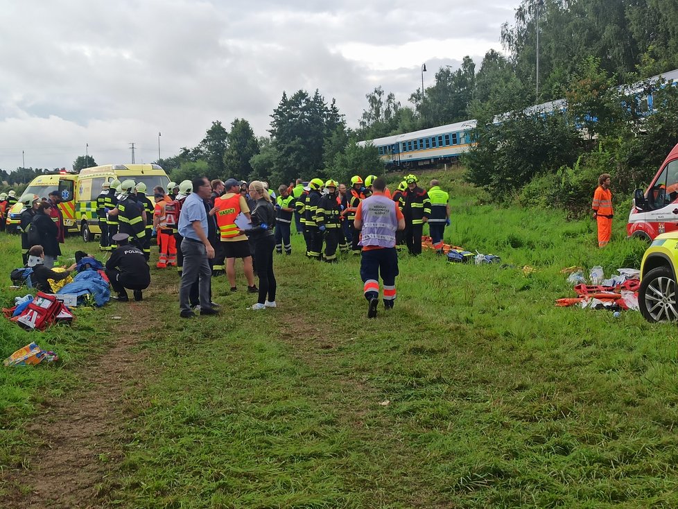 Tragická srážka vlaků u Domažlic si vyžádala tři mrtvé a desítky zraněných.