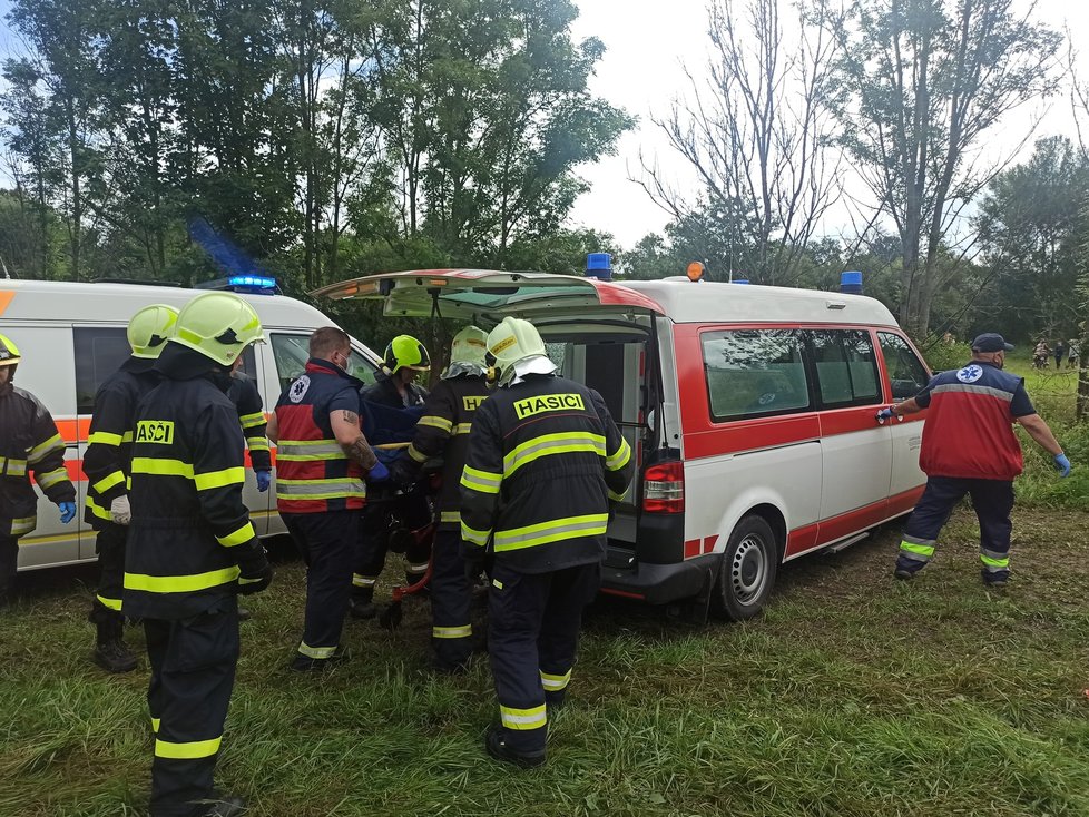 Tragická srážka vlaků u Domažlic si vyžádala tři mrtvé a desítky zraněných.