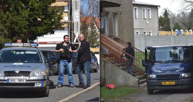 Policisté, které postřelil v Domažlicích schizofrenik, jsou už doma: Kolegové je vyslýchají