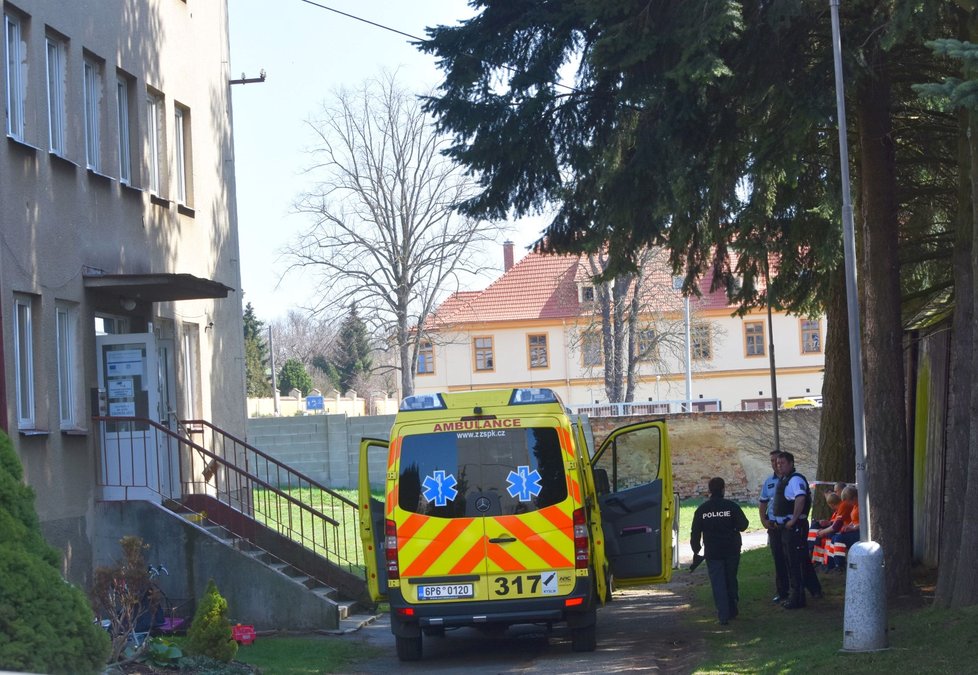 V Domažlicích v azylovém domě se odehrálo drama. Psychicky nemocný muž (†34) postřelil dva policisty a pak spáchal sebevraždu.