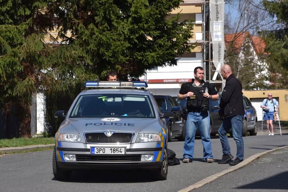 V Domažlicích v azylovém domě se odehrálo drama. Psychicky nemocný muž (†37) postřelil dva policisty a pak spáchal sebevraždu.