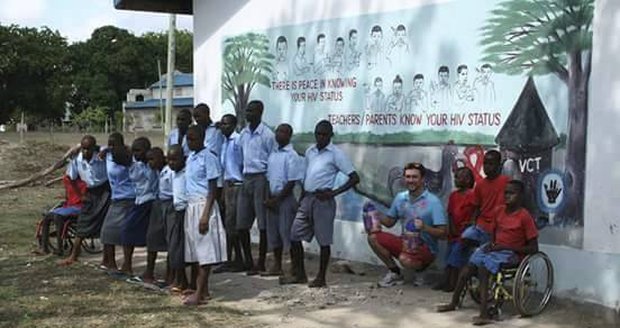 Martucci odjel do Afriky, aby postavil místním dětem školu.
