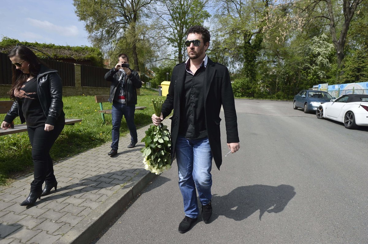 Domenico Martucci navštívil šest dnů po smrti Ivety Bartošové místo, kde se zpěvačkou také bydlel.