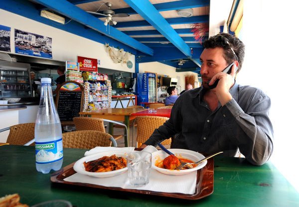 Domenico často navštěvuje plážovou restauraci u kamaráda Pepina