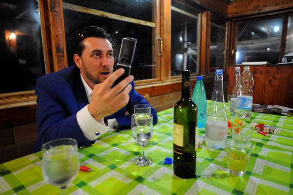 Domenico zpívá Ivetě do mobilu