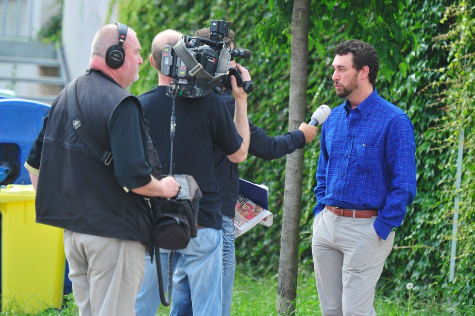 Martucci stačil před domem Ivety v Uhříněvsi udělat rozhovor pro televizi