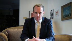 Ministr zdravotnictví Dominic Raab v čele vlády zastoupí premiéra Johnsona, (7.04.2020).