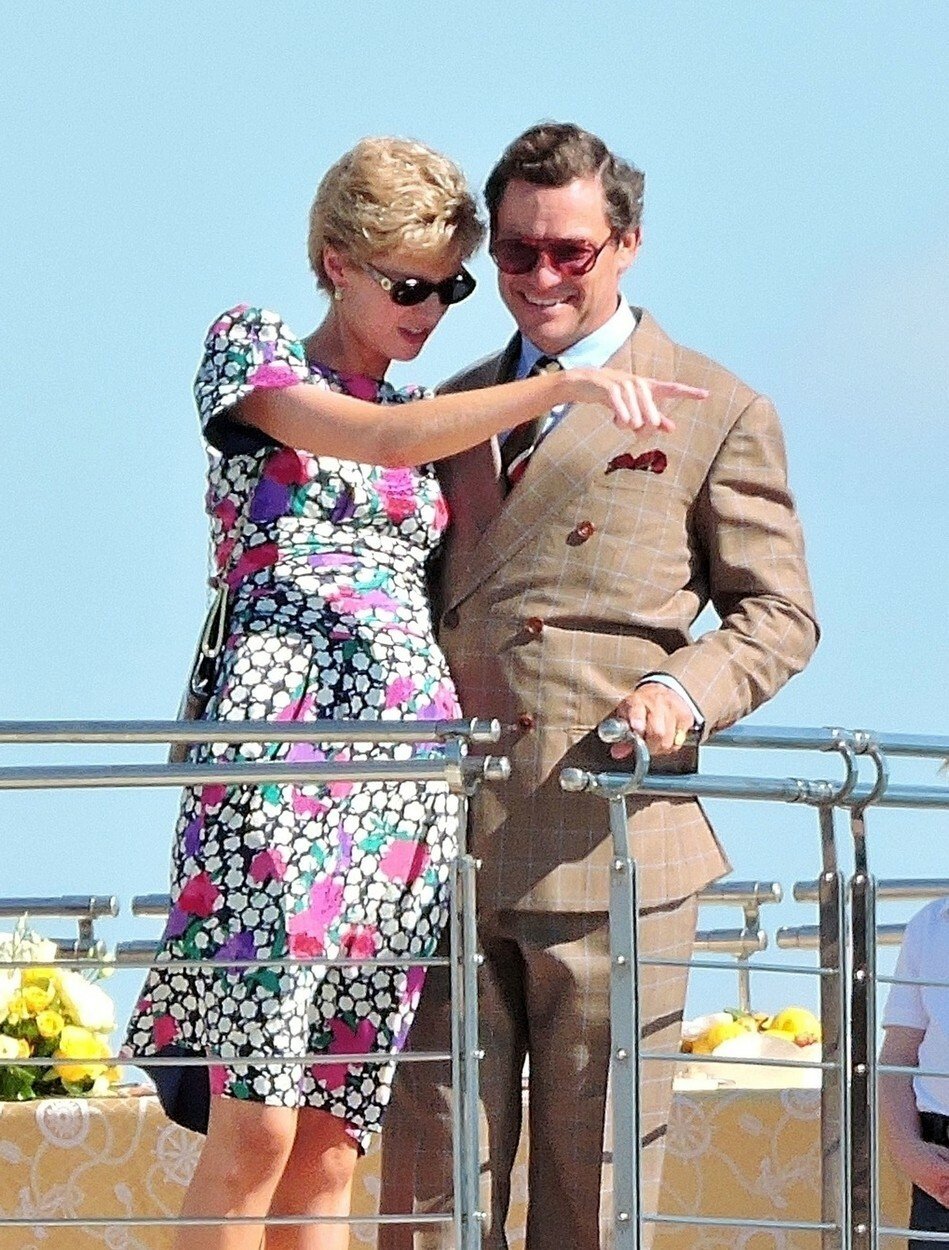 Dominic West a Elizabeth Debicki jako princ Charles a princezna Diana v seriálu Koruna