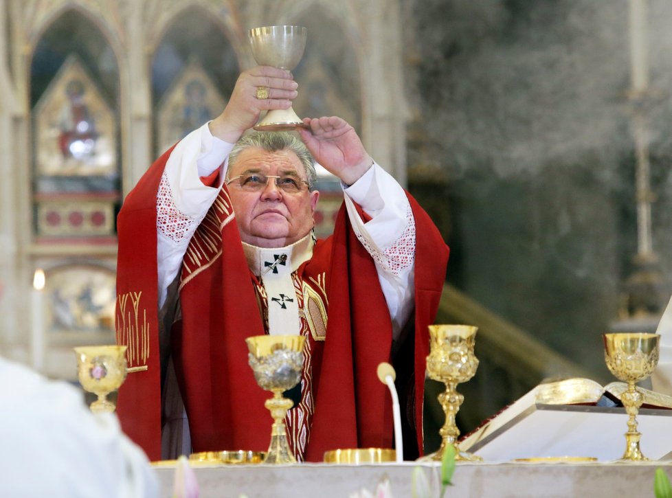 Za skandální označil požadavky komunistů týkající se zdanění církevních restitucí a debatování o této otázce kardinál Dominik Duka.