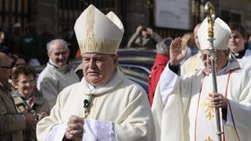 Průvod z Arcibiskupského paláce do katedrály sv. Víta na Pražském hradě. Vlevo je nový pražský arcibiskup Dominik Duka, vpravo jeho předchůdce Miloslav Vlk.  