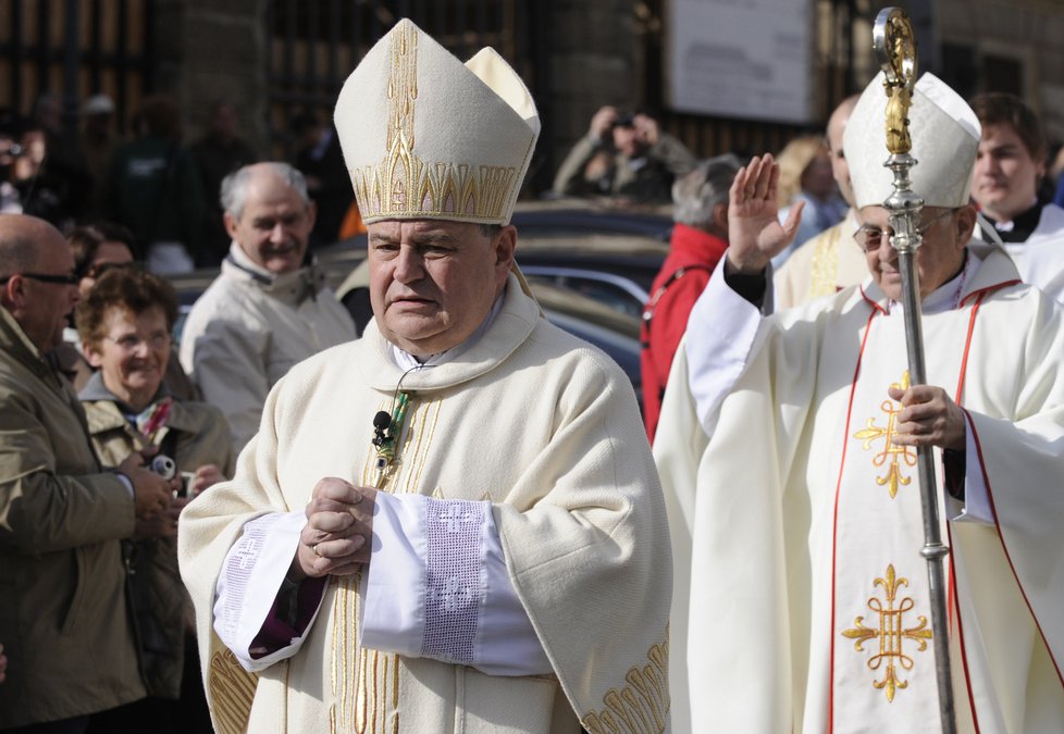 Průvod z Arcibiskupského paláce do katedrály sv. Víta na Pražském hradě. Vlevo je nový pražský arcibiskup Dominik Duka, vpravo jeho předchůdce Miloslav Vlk.