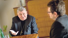 Arcibiskup Dominik Duka při rozhovoru se šéfredaktorem Blesku Pavlem Šafrem