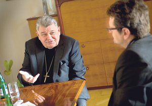 Arcibiskup Dominik Duka při rozhovoru se šéfredaktorem Blesku Pavlem Šafrem