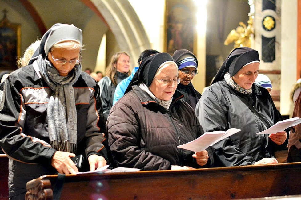 Mši za zemřelé lidi bez domova vedl kardinál Dominik Duka.